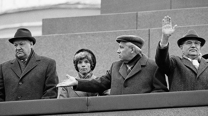 Ельцин подарил россиянам квартиры и свободу - «Новости дня»