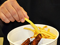 Если человек ест руками, пища кажется вкуснее, открыли ученые - «Медицина»