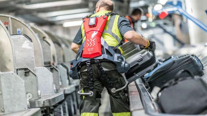 Грузчики аэропорта Штутгарта получили экзоскелеты с электроприводом - «Новости дня»