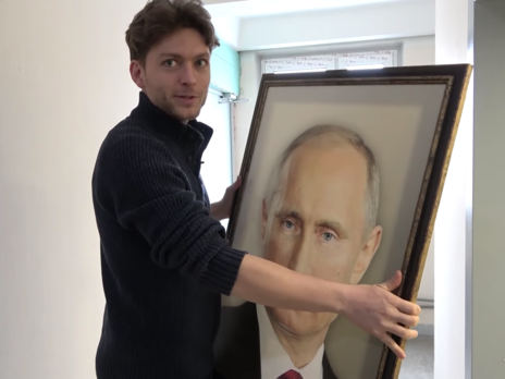 "Это худшее, что могло случиться с нашим домом". Блогер повесил портрет Путина в лифте московской многоэтажки и записал реакцию жителей. Видео - «Новости Дня Видео»
