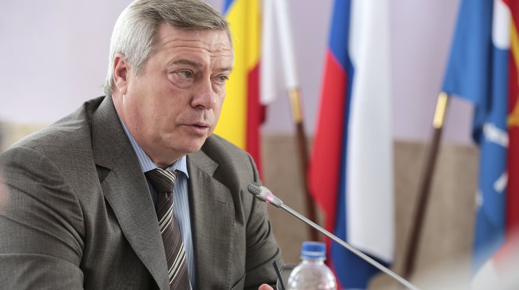 Грин-карта на всякий пожарный: губернатор Голубев жирует вместе с семьей - «Новости дня»