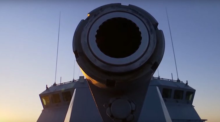 Кадры артиллерийских стрельб экипажа корабля проекта 228000 «Мытищи» - «Новости дня»