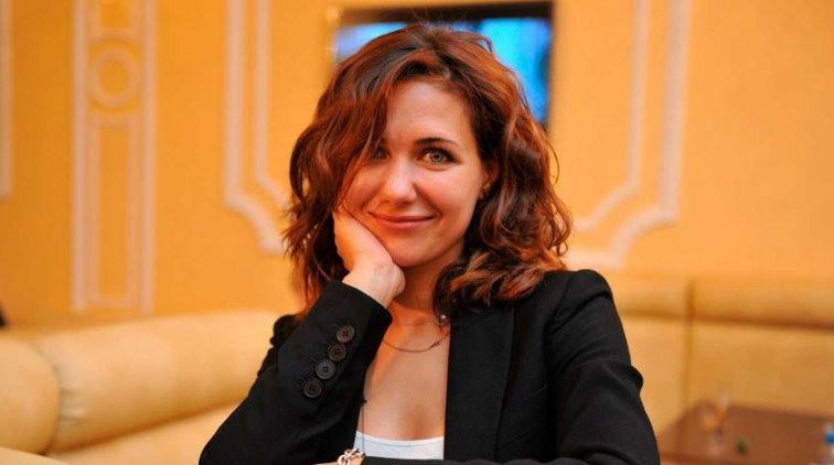 Климова сняла кофту и показала грудь на сцене - «Культура»