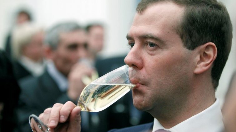 Любимая водка и курьезы, случившиеся с бывшим премьер-министром РФ Дмитрием Медведевым - «Новости дня»