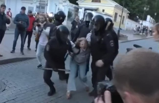 МВД объяснило, зачем полицейский ударил женщину в живот на митинге - «Власть и Общество»