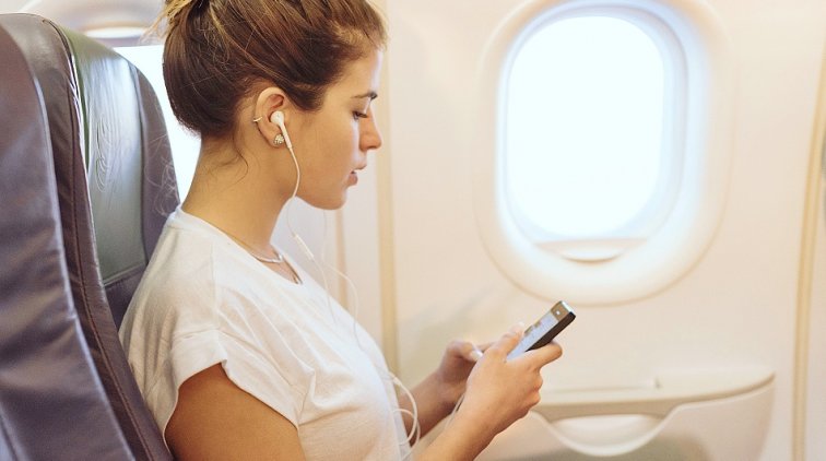 Раскрыт реальный эффект от выключения телефонов во время полета - «Новости дня»