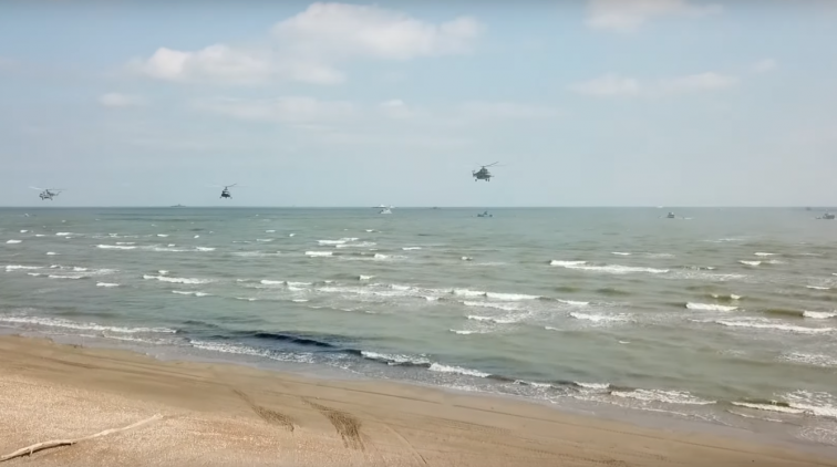 Учение с высадкой морпехов на побережье Дагестана и прорывом обороны условного врага - «Новости дня»