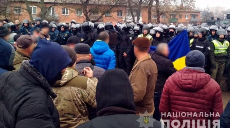 Украинцы шарахаются от своих соотечественников, предлагая отослать их в Чернобыль - «Новости дня»