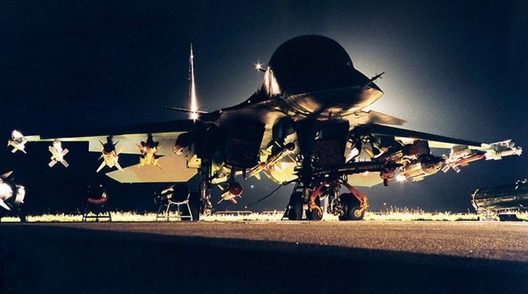 Уникальные маневры в ночном небе над Уралом на Су-34 - «Новости дня»