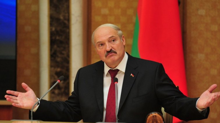 В лифте минской многоэтажки повесили портрет Лукашенко. Реакцию жильцов сняли на камеру - «Новости дня»