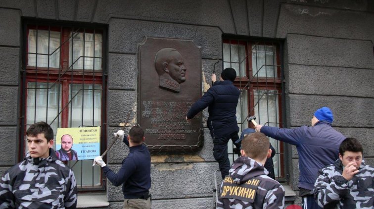 В Одессе националисты снесли еще один барельеф маршалу Жукову - «Новости дня»