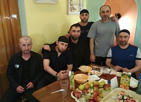 В соцсетях обнаружили фотографии застолья в колонии для силовиков с убийцей Немцова - «Новости дня»