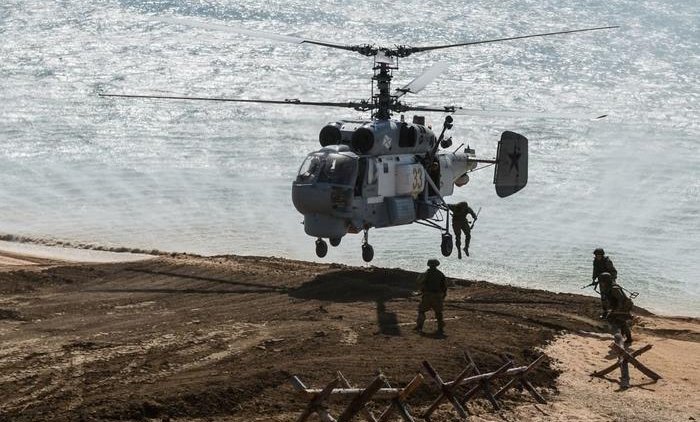 Видео высадки противодиверсионной группы их корабельного вертолета Ка-27ПС - «Новости дня»