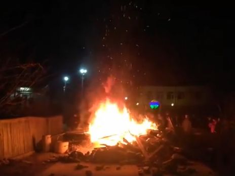 Перед приездом автобусов в Новые Санжары полиция оттеснила людей, протестующие жгли костры на дороге. Видео - «Новости Дня Видео»