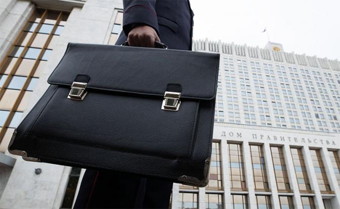 Поправки в Конституцию изгоняют непопулярных губернаторов - «Политика»