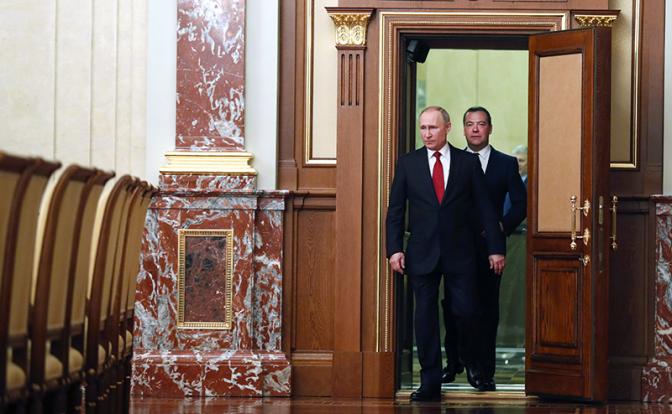 Путин срочной отставкой Медведева спасал свой рейтинг, но экономику от краха не спасет - «Новости дня»
