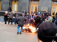 У офиса президента Украины мужчина совершил попытку самосожжения (ВИДЕО) - «В мире»
