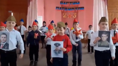 В ДНР детей заставили маршировать с портретами Захарченко, "Гиви" и других - «Новости дня»