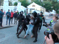 В полиции объяснили, почему девушку на митинге ударили в живот - «Россия»