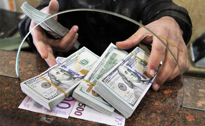 Фальстарт: Граждане кинулись продавать доллары и евро - «Последние новости»
