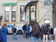 "Гемотест" и "Хеликс" начали тестировать на коронавирус - желающие стоят в очереди по три часа с промежутками в 2-3 метра (ФОТО) - «Россия»