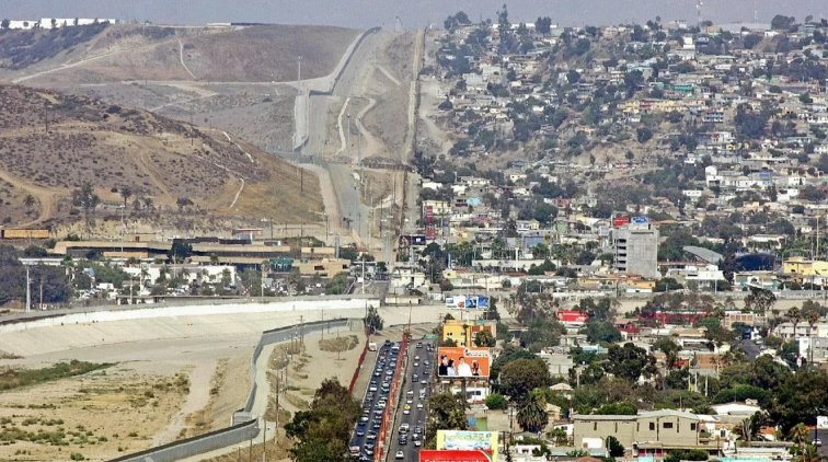 Американцы штурмуют границу с Мексикой и опустошают местные магазины - «Новости дня»