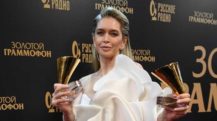 Брежнева устроила зарядку в юбке с разрезом - «Культура»