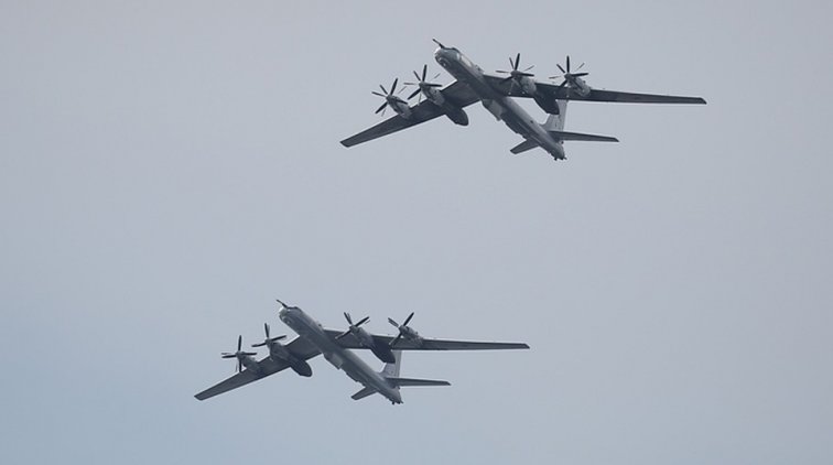 Дозаправка Ту-142 в небе над Северным Ледовитым океаном - «Новости дня»