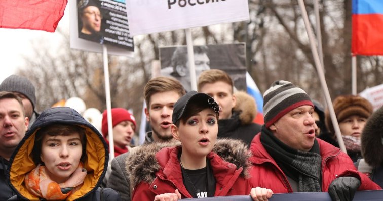 Феминистки опустили Немцова - «Новости дня»