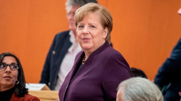 Меркель отказались пожать руку из-за коронавируса - «Политика»