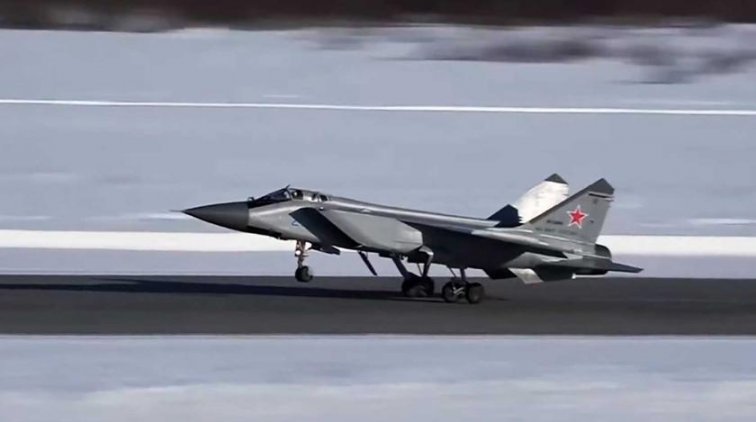 МиГ-31 перехватил нарушителя границ - «Армия»