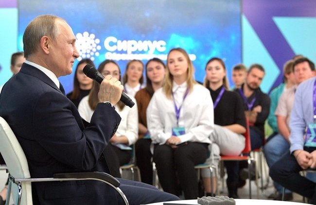 «Сидел-сидел, думал»: Путин рассказал, как придумал «Сириус» - «Власть и Общество»