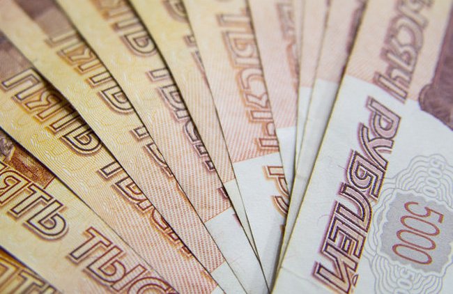 Слабеющий рубль ударит по кошелькам россиян - «Экономика и бизнес»