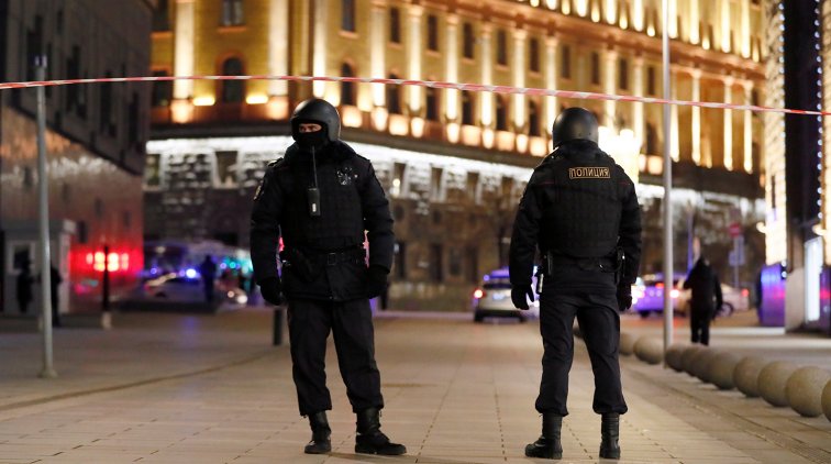 У здания ФСБ в центре Москвы начались жесткие задержания - «Новости дня»