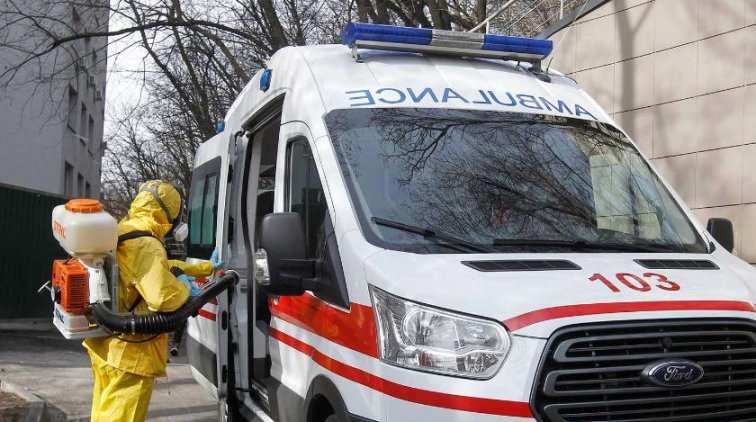 Украинские врачи массово увольняются из-за эпидемии - «Украина»