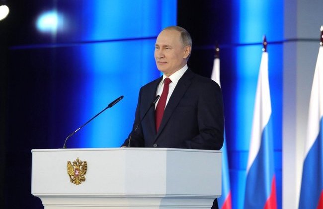 В Кремле рассказали, как Путин относится к своему культу личности - «Власть и Общество»