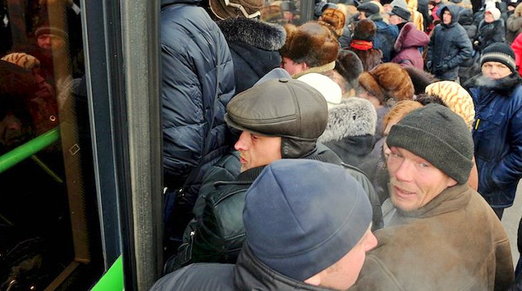 В российских регионах ограничивают работу транспорта - «Новости дня»