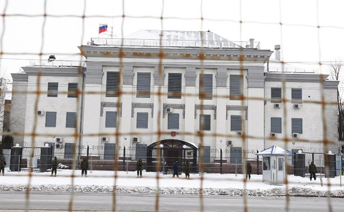 Москва и Киев молча проглотят расстрел российского посольства - «Последние новости»
