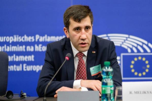 Парламентаризм в Армении жив, а заносчивое большинство не всесильно - «Политика»