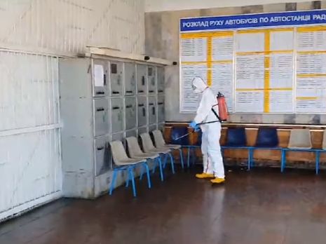"Слегонца, сильно не наливайте". В Радомышле дезинфицировали церковь и автостанцию. Видео - «Новости Дня Видео»