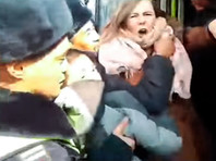 В Бишкеке участниц женского марша задержали после нападения на них агрессивных мужчин в колпаках и масках - «В мире»