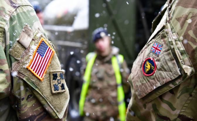 Зачем НАТО и США заносят кулак войны у российских границ - «Политика»