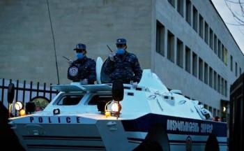 Задавим коронавирус бронетранспортерами? - «Политика»