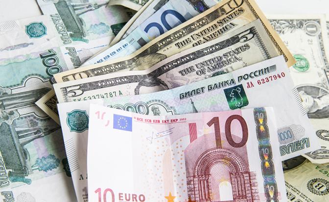 Доллар удержится, евро покачнется, рубль станет паразитом - «Экономика»
