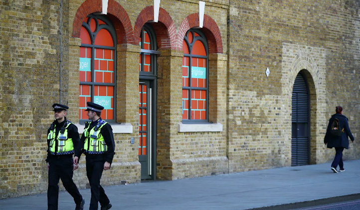 Еще одного британца, кашлявшего на полицейских, приговорили к тюрьме - «Новости дня»