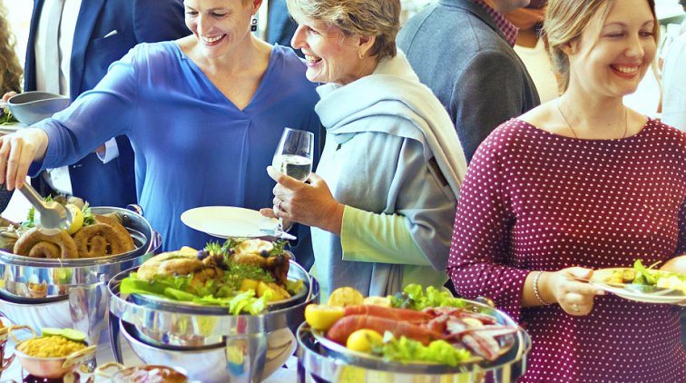 Глава ВЭФ допустил падение популярности шведского стола в отелях после пандемии - «Новости дня»