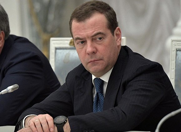 Медведев: Ситуация в некоторых отраслях экономики уже напоминает коллапс - «Новости дня»