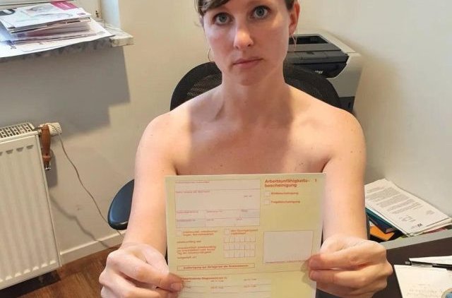 Немецкие врачи устроили "голый протест" - «Новости дня»