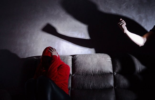 "Пандемия лишь обнажила эту проблему нашего общества": о домашнем насилии - «Власть и Общество»