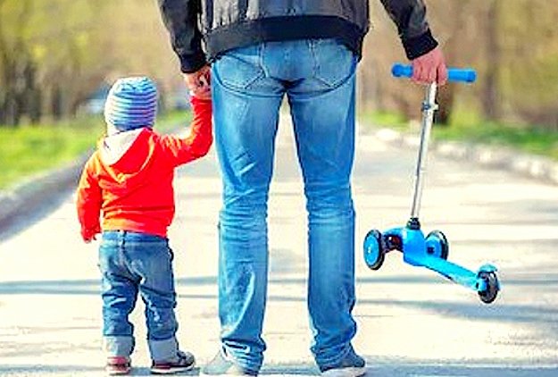 Петербуржца оштрафовали за прогулку с ребёнком на детской площадке - «Новости дня»